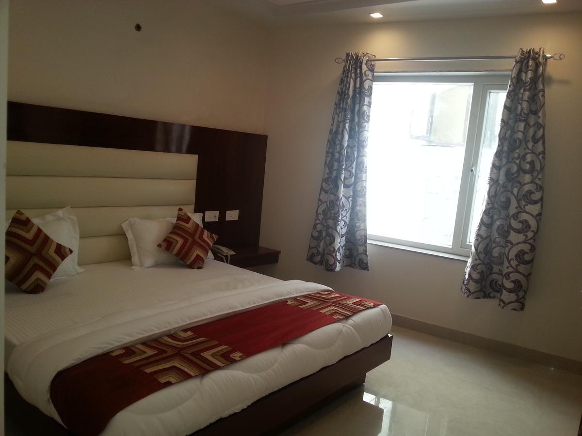 Hotel Sapphire New Delhi Exterior photo