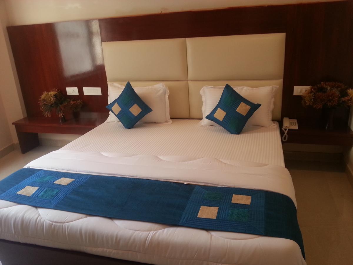 Hotel Sapphire New Delhi Exterior photo