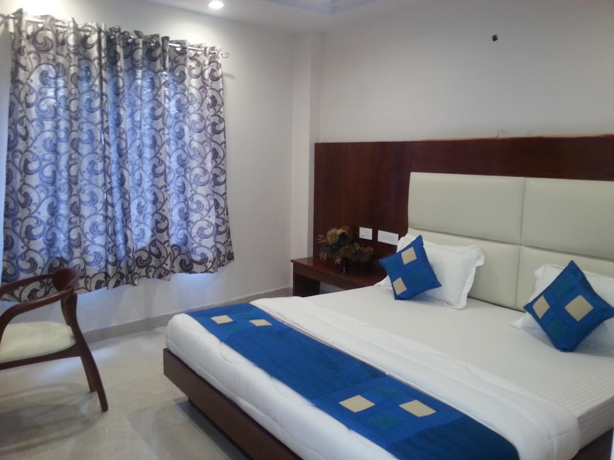 Hotel Sapphire New Delhi Exterior photo