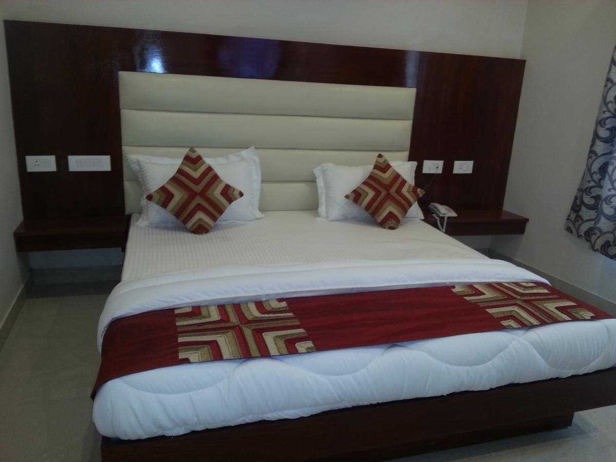 Hotel Sapphire New Delhi Exterior photo