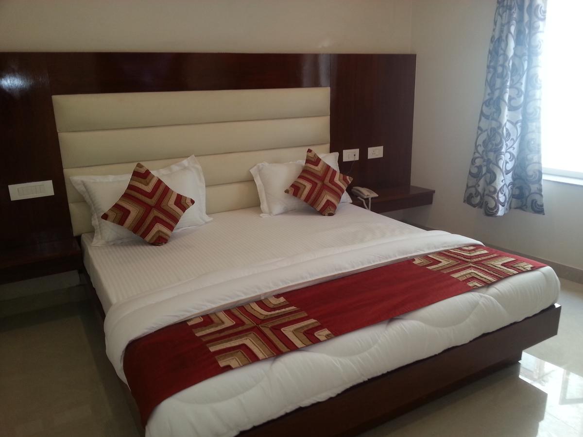 Hotel Sapphire New Delhi Exterior photo