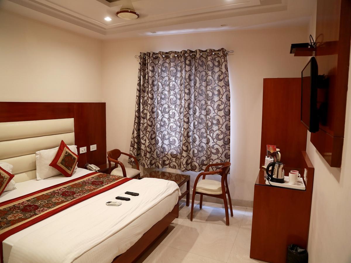 Hotel Sapphire New Delhi Exterior photo
