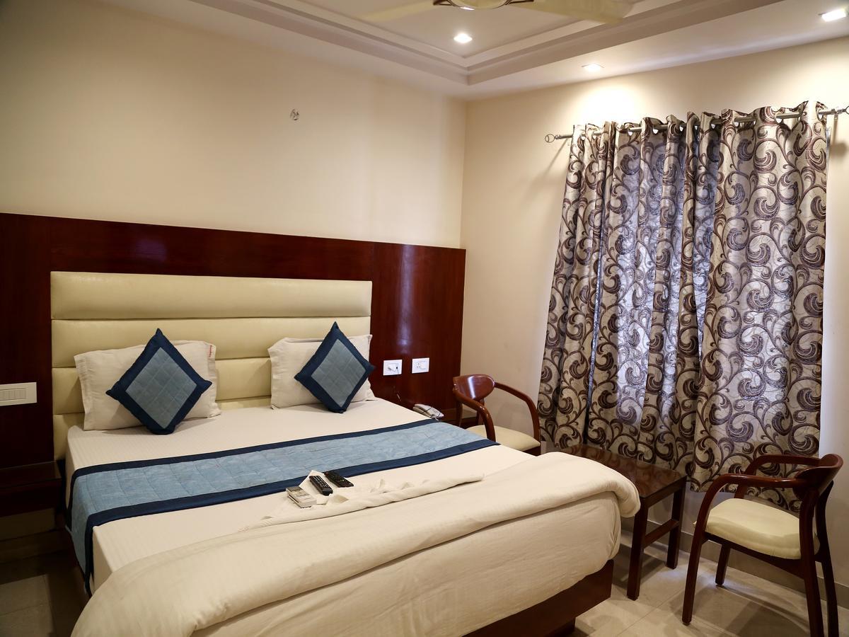 Hotel Sapphire New Delhi Exterior photo
